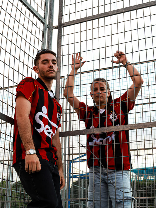 Dos modelos con la camiseta Senli FC, vista delantera completa