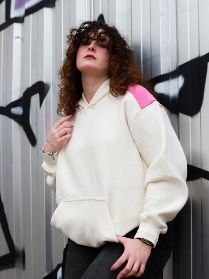 Modelo femenina con la sudadera Sakura Hoodie beige, vista delantera