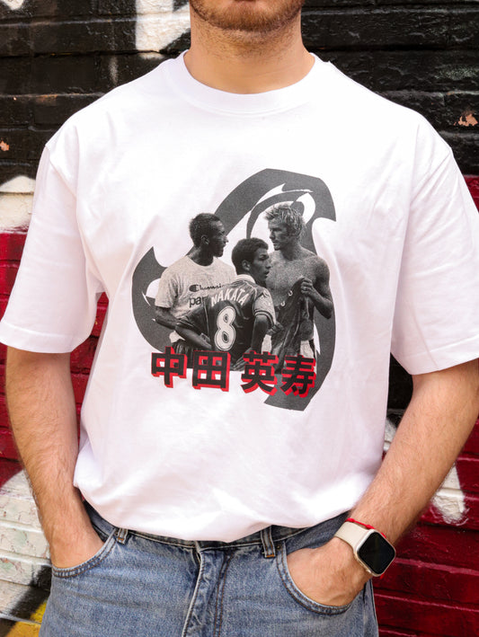 Modelo con la camiseta Nakata Tee de SenliStudio, vista delantera