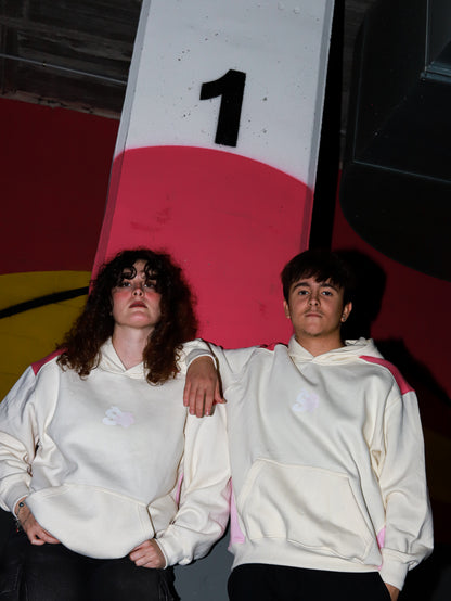 Dos modelos con la sudadera Sakura Hoodie, vista delantera