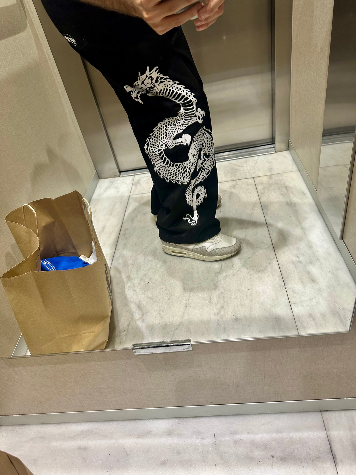 Detalle del estampado de dragón en el pantalón TDB Pants