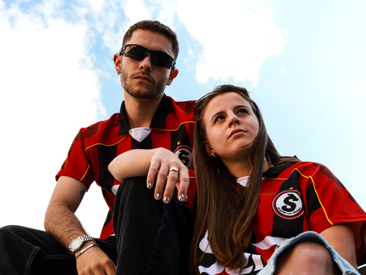 Dos modelos con la camiseta Senli FC, detalle del escudo estilo con la S de Senli