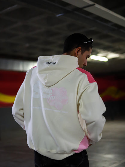 Modelo de espaldas con la sudadera Sakura Hoodie, capucha bordada SAKURA