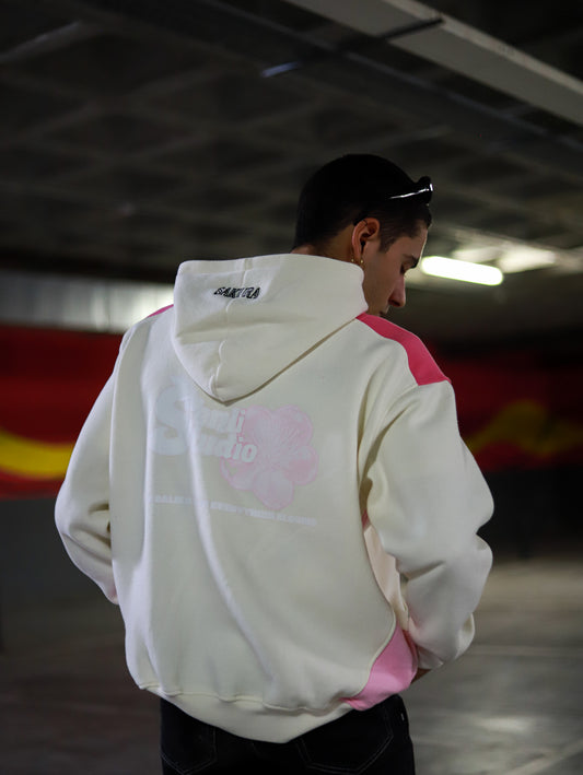 Modelo de espaldas con la sudadera Sakura Hoodie, capucha bordada SAKURA