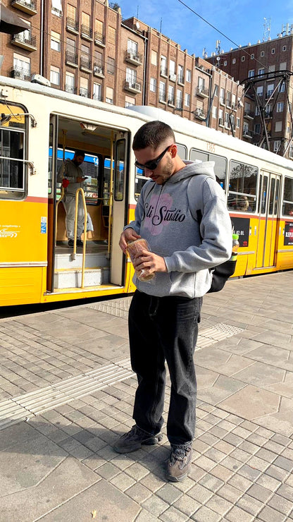 Modelo con la sudadera Sakura Zip Hoodie, vista delantera con cremallera
