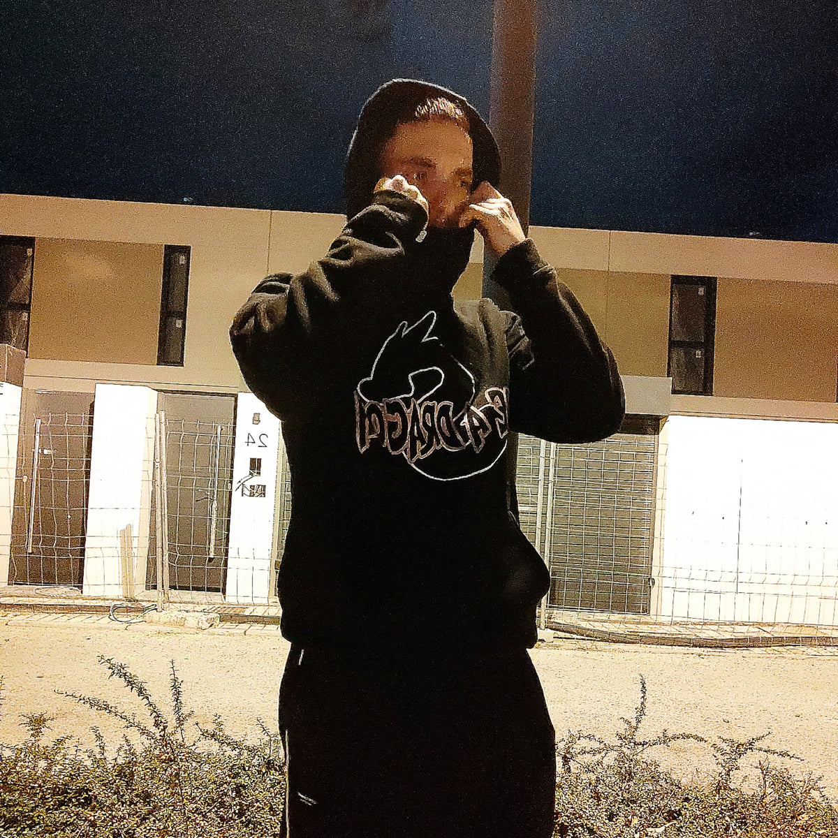 Modelo con la sudadera Be a Dragon Hoodie con la capucha puesta