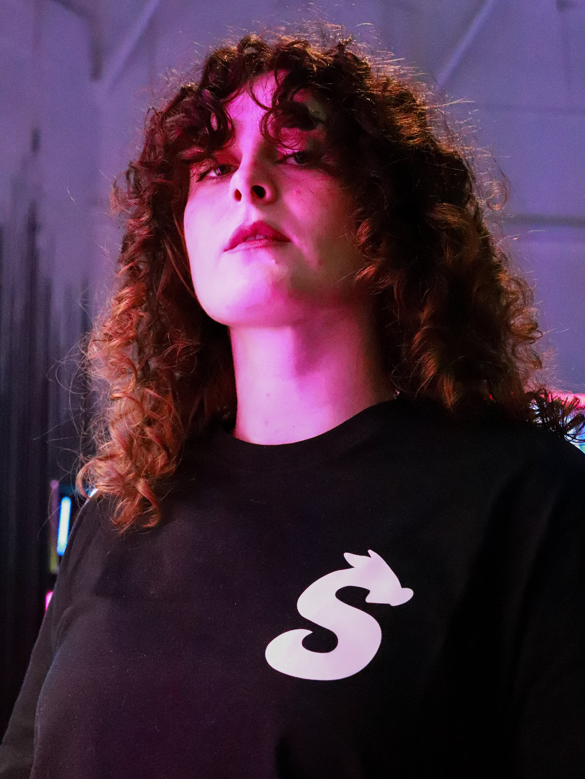 Modelo femenina con la camiseta Basic T-Shirt, vista delantera