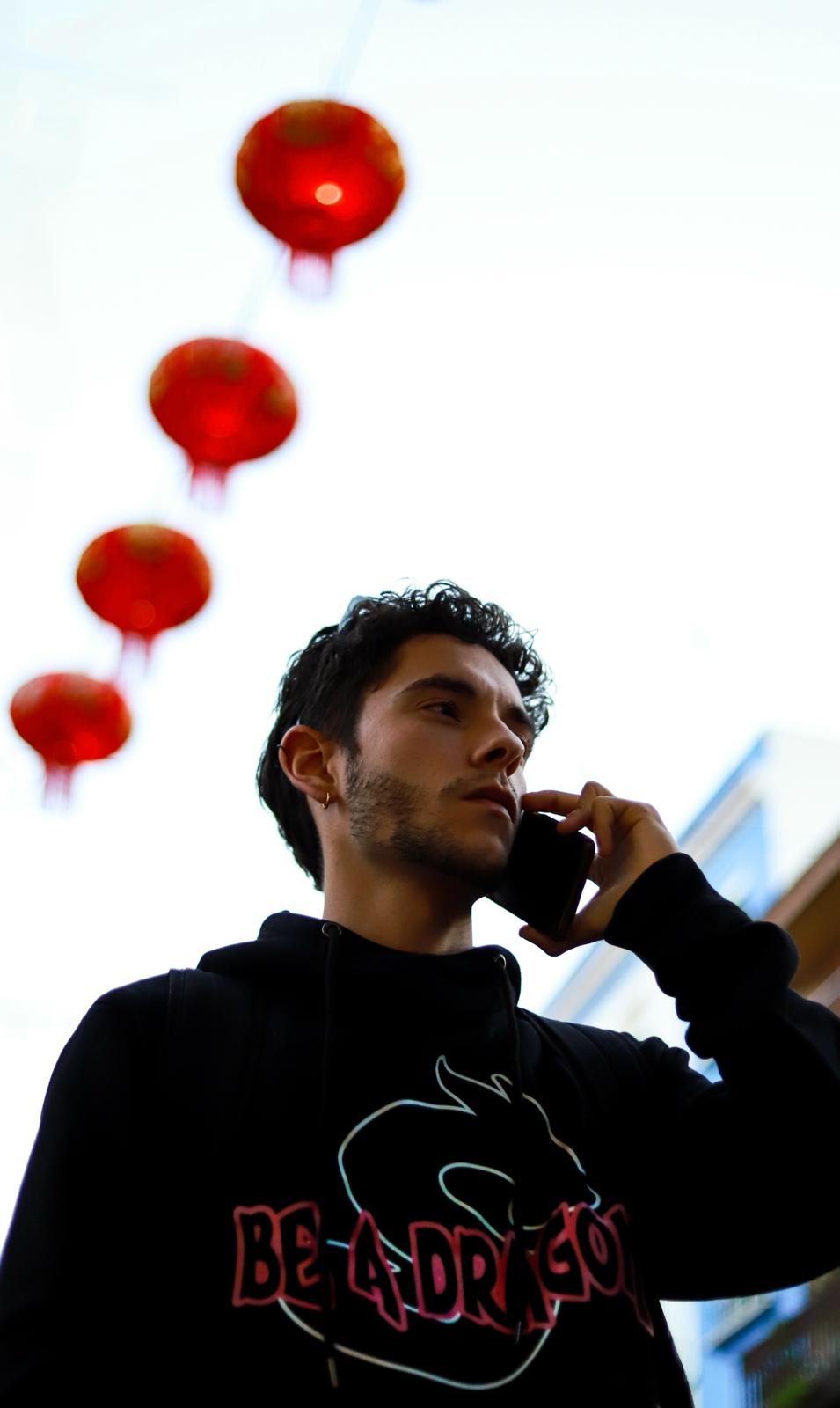 Modelo con la sudadera Be a Dragon Hoodie de SenliStudio, vista delantera