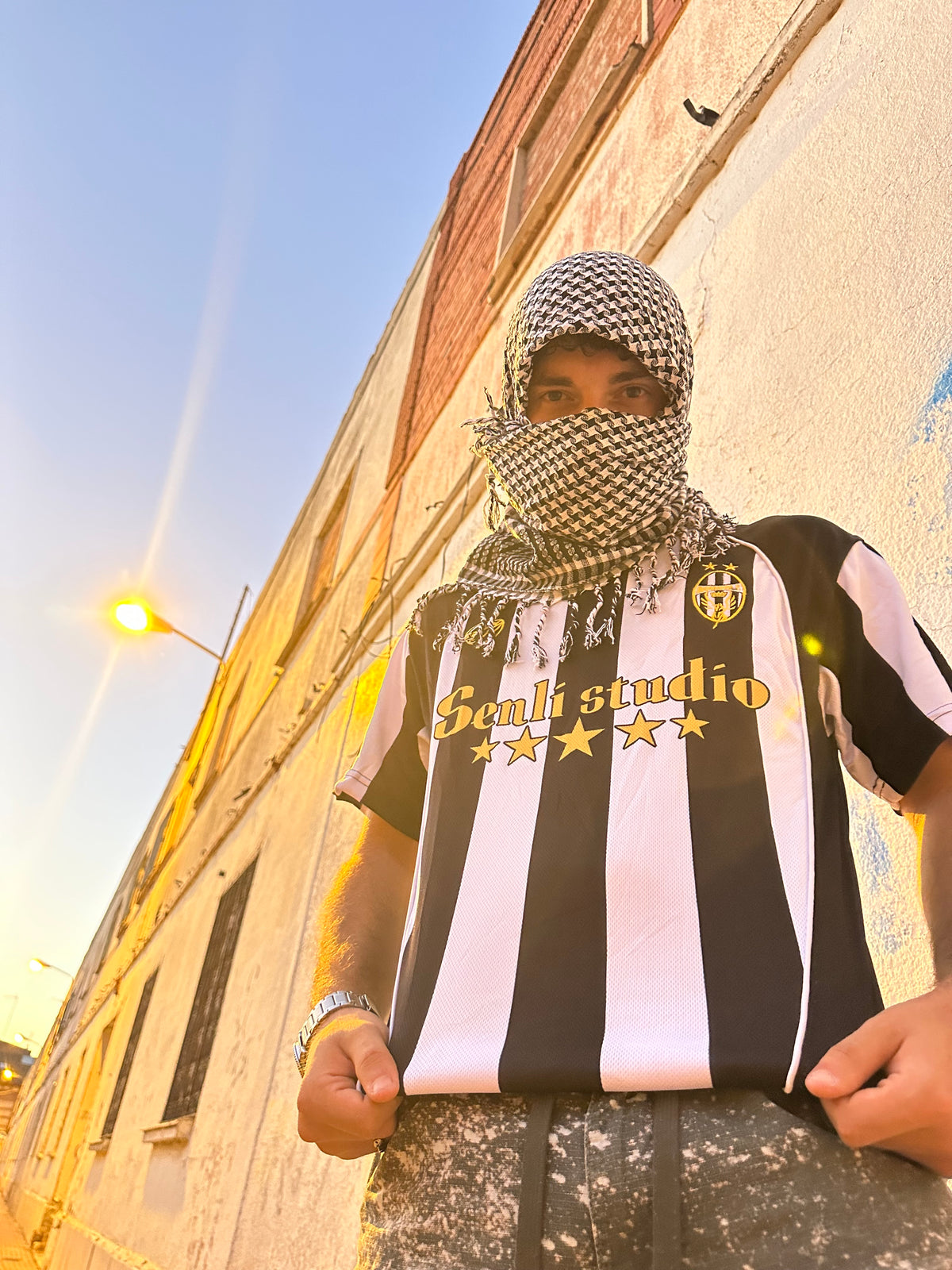 Modelo con la camiseta de fútbol blokecore Indomable FC de SenliStudio, vista delantera