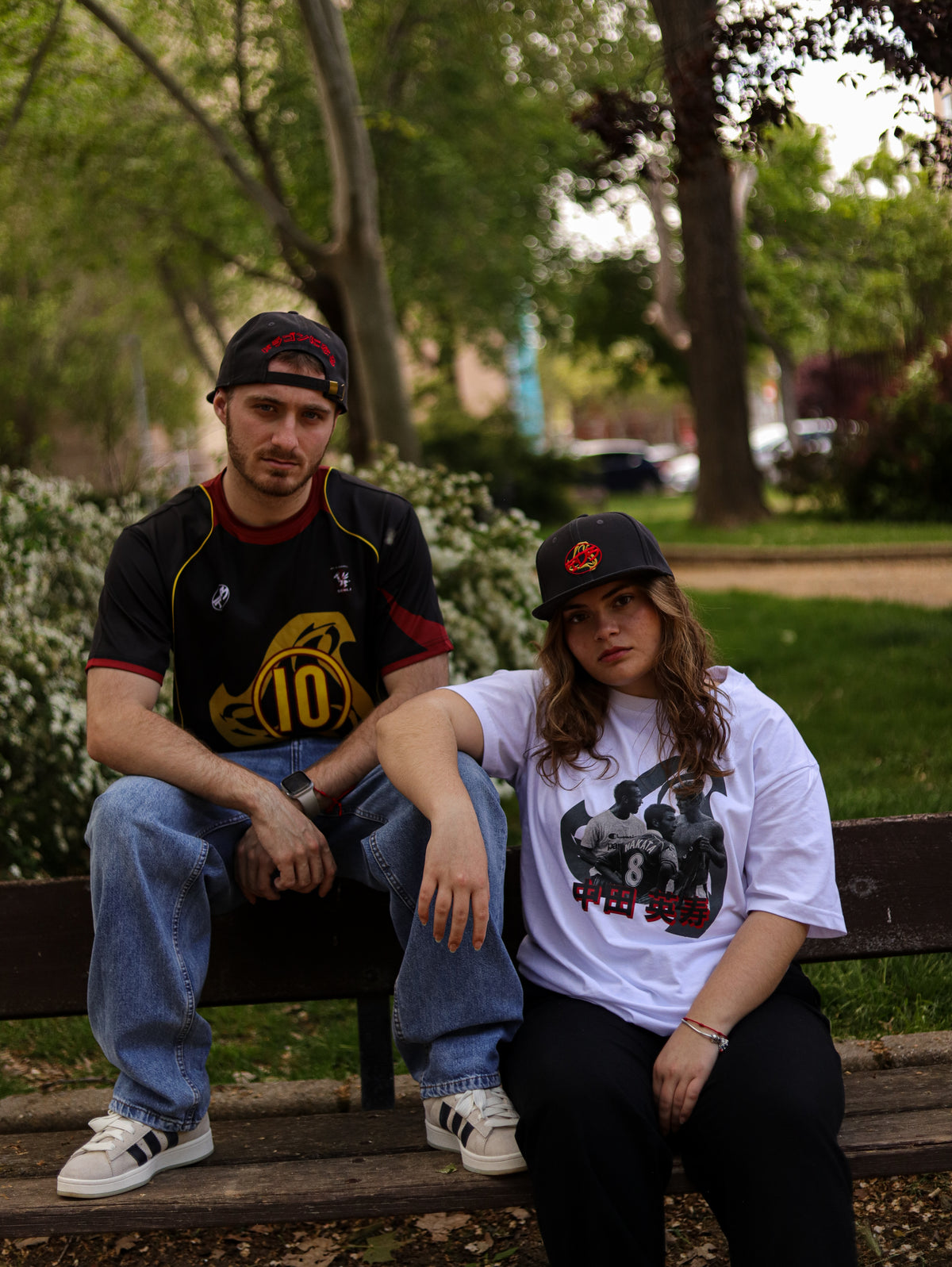 Modelo masculino con la gorra Fevernova Cap de espaldas y modelo femenina de frente