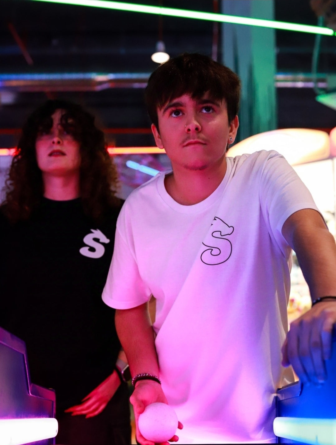 Ambos modelos jugando con la camiseta Basic T-Shirt, vista delantera