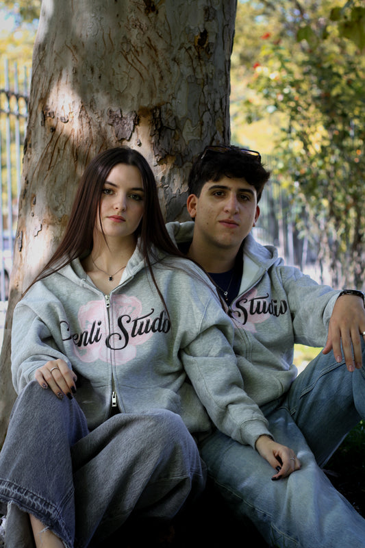 Modelos sentados luciendo la sudadera Sakura Zip Hoodie, estampado de flor de sakura