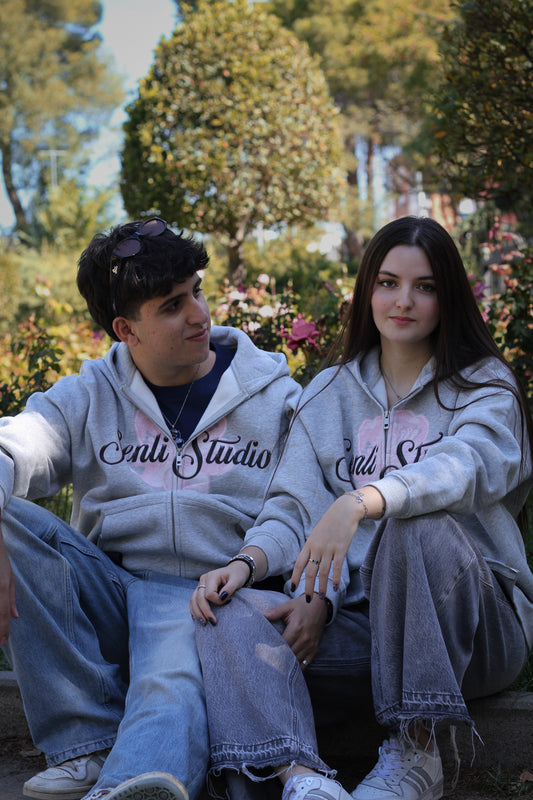 Pareja de modelos sentados con la sudadera Sakura Zip Hoodie de SenliStudio