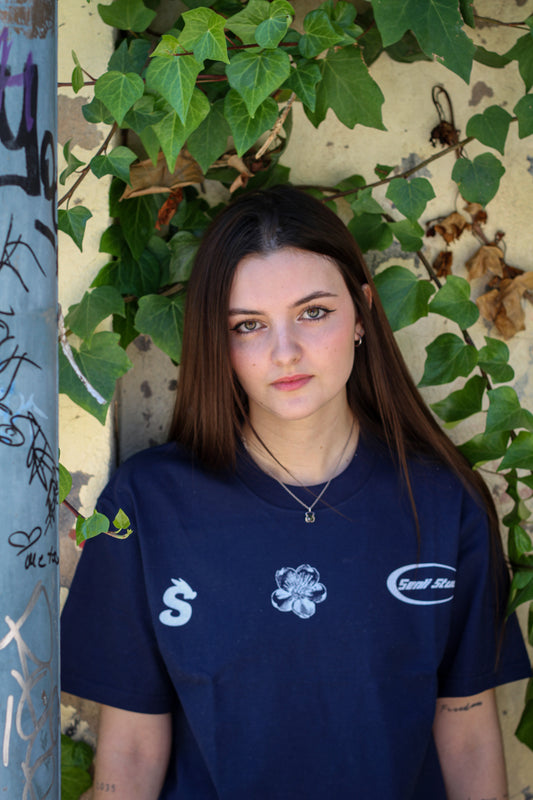 Modelo con la Sakura Tee, diseño exclusivo de la Mystery Box