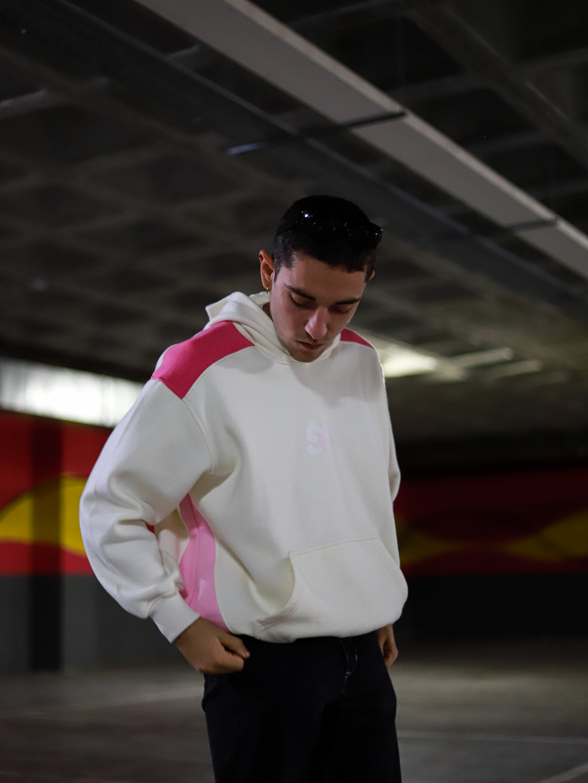 Modelo masculino con la sudadera Sakura Hoodie beige, vista delantera